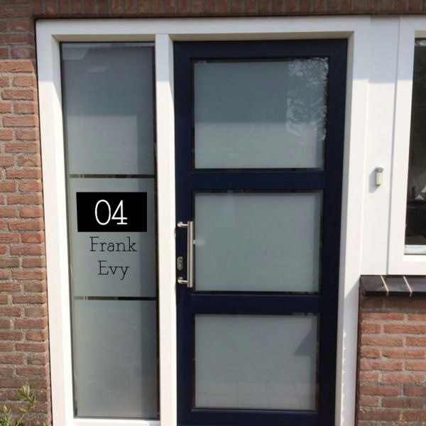 Deurstickers met naam voor op hout en glas